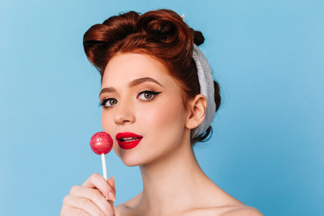 女性好奇的女模特舔棒棒糖的画像吃硬糖的高加索女人情感魅力姜汁