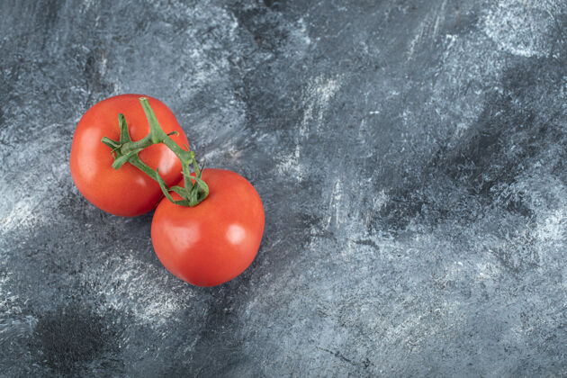 美味一些多汁的西红柿放在灰色的上面蔬菜嫩枝素食