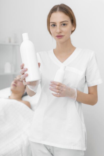 化妆水美容师为女性客户提供乳液美容护理美容治疗女人