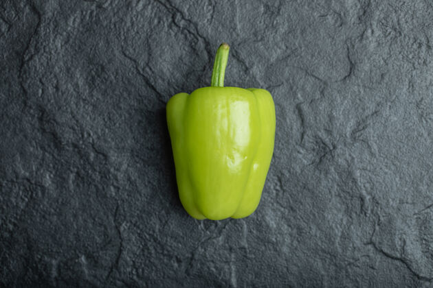 素食新鲜的青椒和黑胡椒烹饪胡椒自然