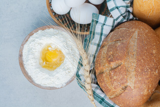 面包一篮子各种面包加面粉和鸡蛋高质量的照片烘焙法式面包面粉