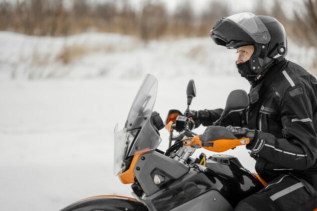 头盔冬天骑摩托车的男人户外爱好摩托车