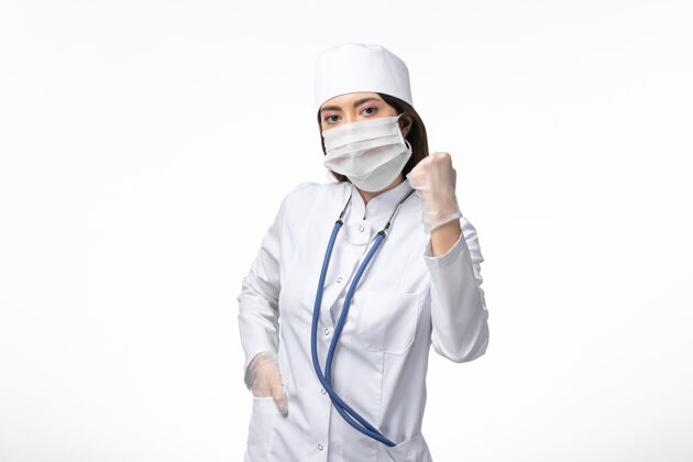 男正面图女医生穿着白色无菌医疗服 戴着口罩因柯维德-白桌疾病柯维德大流行病毒病女实验室外套疾病