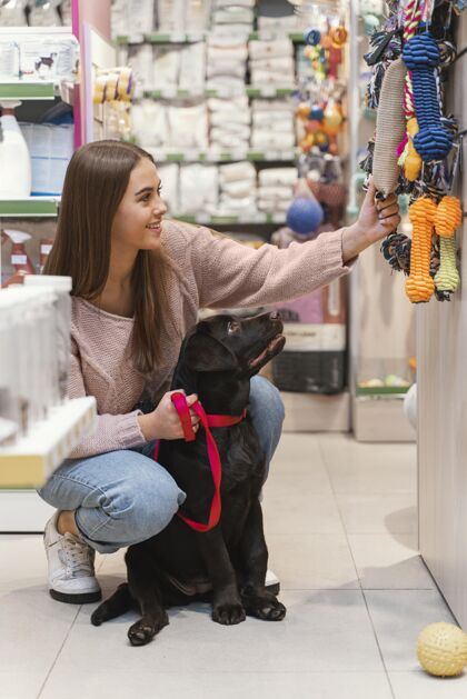 品种可爱的狗和主人在宠物店零售商店可爱