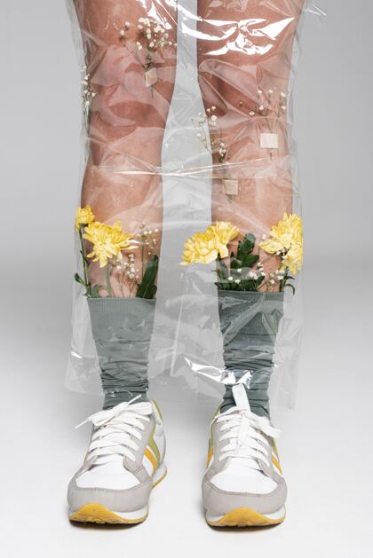 零浪费在塑料袜子上戴着鲜花的女人花回收环保