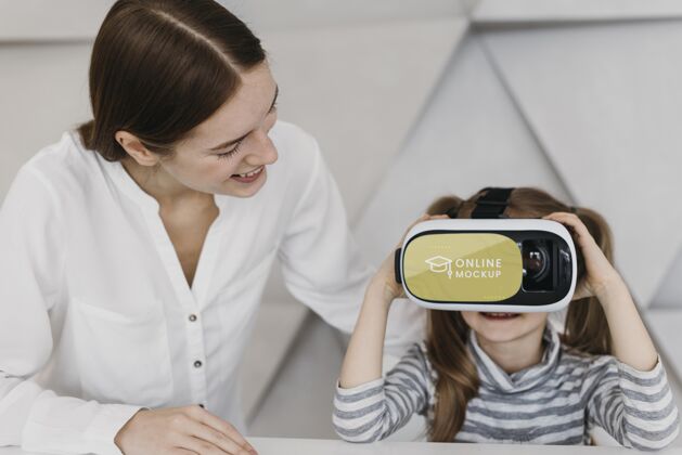 女性妈妈和小女孩戴着虚拟现实耳机小玩意女人年轻