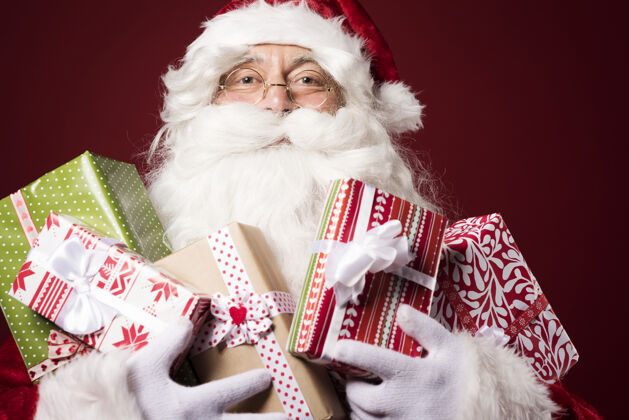积极的情绪圣诞老人有很多礼物盒庆祝男性文化