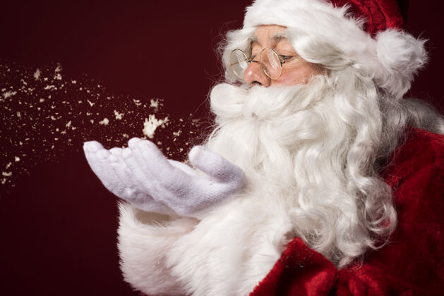 圣诞老人圣诞老人在吹雪花老年人传统圣诞节