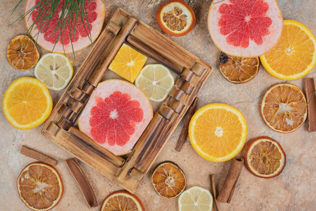 新鲜相框中的柑橘类水果片和一束水果高质量的照片热带柑橘成熟的