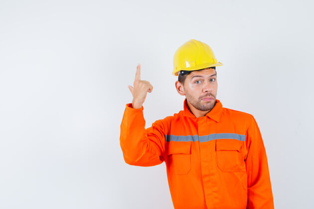 工人穿着制服的建筑工人 头盔朝上 看上去很自信 正前方建筑师头盔开发