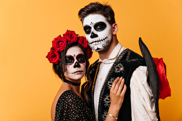 男人冷静的男人和黑发女孩戴着玫瑰王冠的女人拥抱着画着脸的墨西哥男人亡恐怖