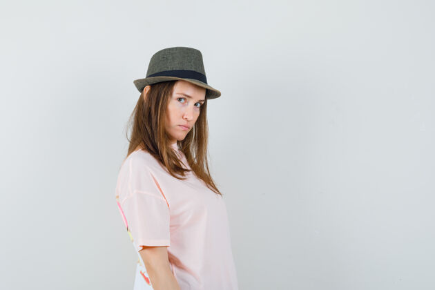 成人年轻的女性穿着粉色t恤 戴着帽子 看上去很忧郁积极时尚时尚