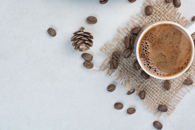 新鲜的咖啡杯和咖啡豆在麻布上高质量的照片热的芳香咖啡