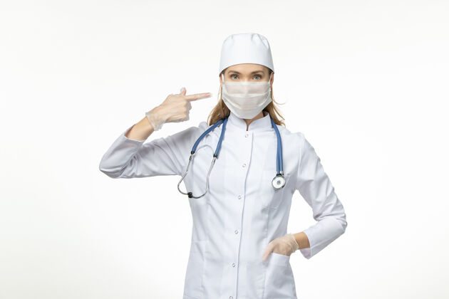 套装正面图女医生身穿医疗服戴口罩因白壁冠状病毒病-大流行病毒病到期病毒大流行