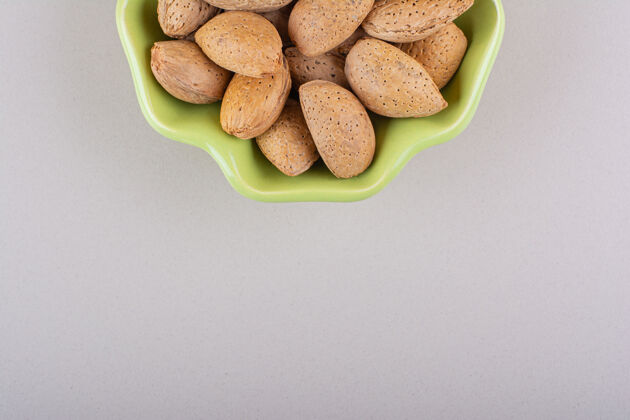 农业白底绿碗有机杏仁壳高品质照片干芳香果壳