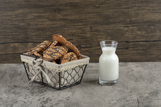 种子美味的新鲜多粒饼干与巧克力釉在篮子与牛奶玻璃罐有机新鲜健康