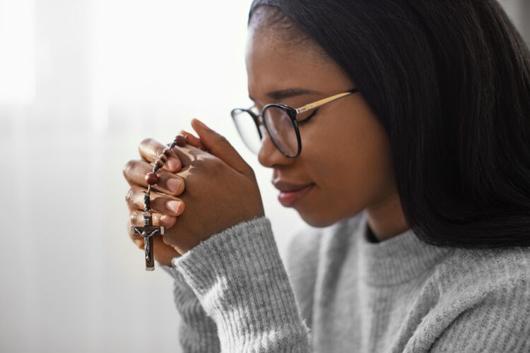 沉默手持念珠的宗教妇女神圣崇拜希望