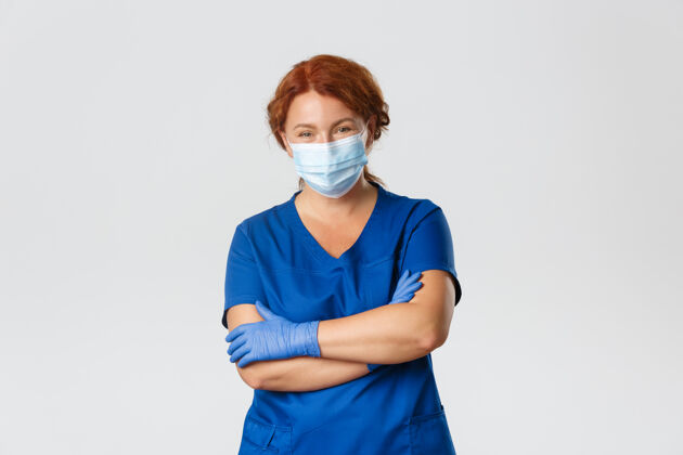 女人红发中年护士摆姿势护士表情成人