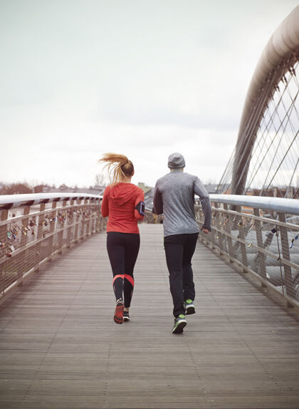团结跑步是他们的生活方式城市场景速度锻炼