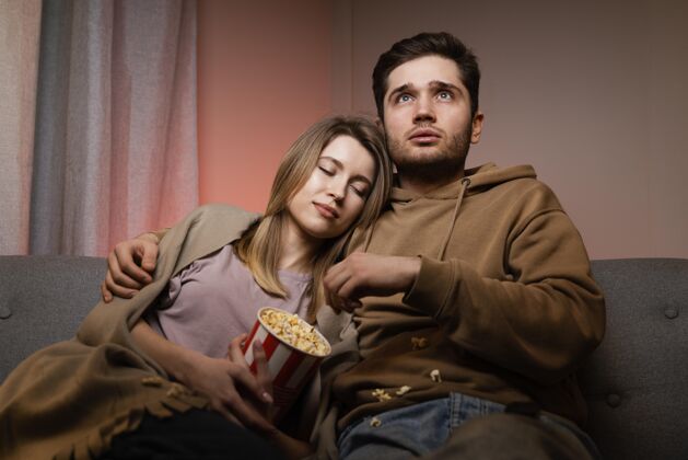 休闲夫妻看电视吃爆米花女人沙发零食