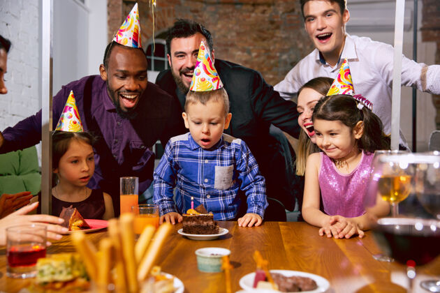 兄弟快乐的多民族家庭在家庆祝生日的画像女人爸爸朋友