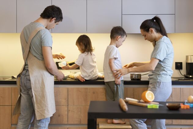 配料中枪家长和孩子在厨房在家中镜头水平