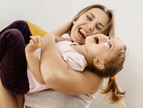关系美丽的母亲和女儿在家共度时光母亲节庆祝妈妈