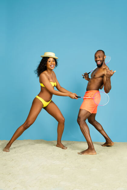 迪斯科最疯狂的乐趣快乐的年轻非洲裔美国夫妇在蓝色空间打羽毛球度假村波浪女人