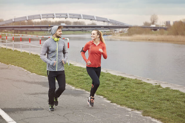 积极的情绪每天我们都有机会开始跑步聚在一起运动季节