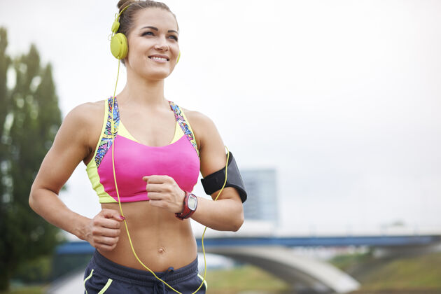 娱乐追求户外运动的年轻女子慢跑女子的低视角锻炼跑步运动胸罩