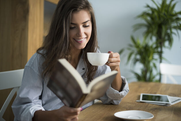 放松早上好好看书 喝杯咖啡深情微笑家庭内部