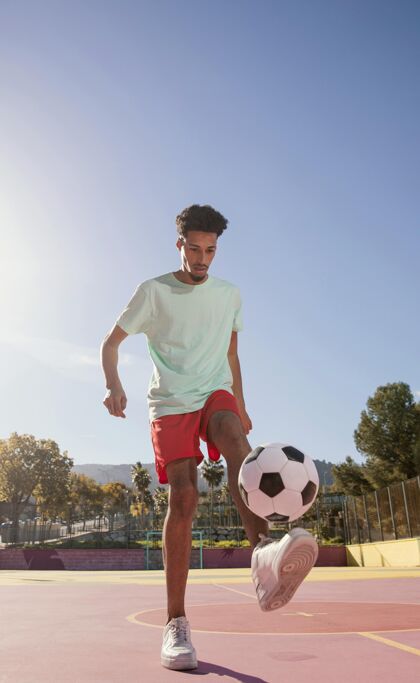 足球一个正在踢足球的年轻人足球运动员足球球员