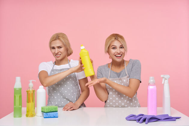 清洁年轻的金发可爱的主妇们戴着橡胶手套准备春季大扫除管家洗涤剂不高兴