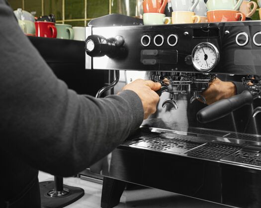 员工特写咖啡师和机器一起工作横向职业就业