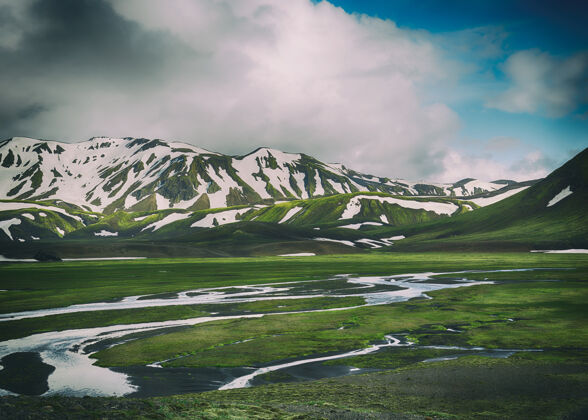 山青山和白山的风景照片多云草原冰岛