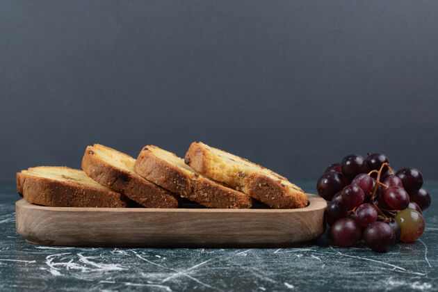 木头大理石背景上的葡萄干和葡萄蛋糕片高品质照片甜食甜点切片
