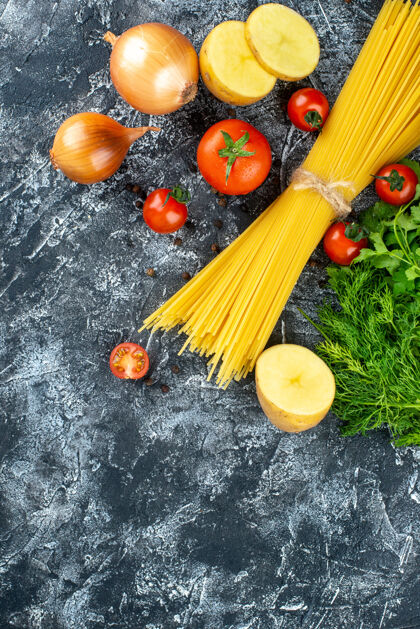 健康浅灰色表面上的生意大利面（含土豆 欧芹和西红柿）俯视图顶视图胡椒烹饪