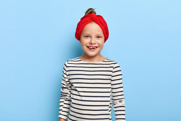 小美丽微笑的孩子的画像戴着红色的头带和条纹套头衫条纹可爱女性