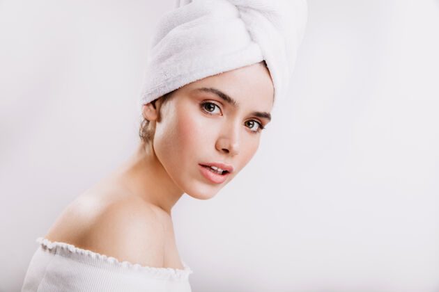 淋浴一个绿眼睛的女人一个皮肤健康的女人在淋浴后用毛巾摆姿势模特干净清晰