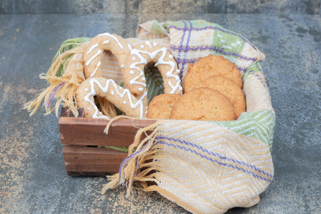 欢乐姜饼饼干和饼干在木制篮子高品质的照片食品吃节日