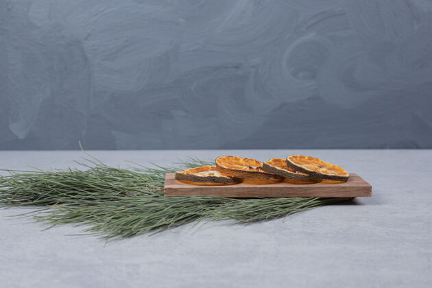 芳香干橘子在木板上与绿色的树枝高品质的照片橘子新鲜食品