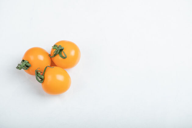 配料白色背景上分离的有机樱桃番茄…高品质照片番茄甜食烹饪
