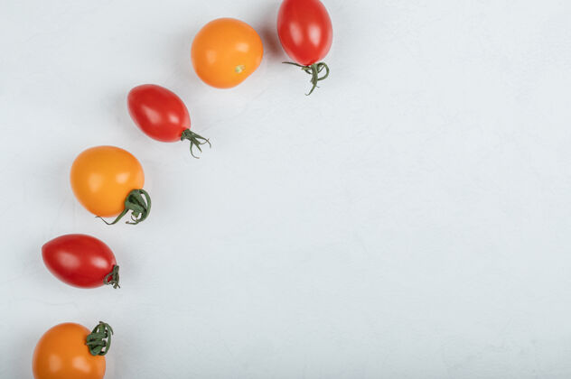 李子白色背景上的新鲜有机樱桃番茄高品质照片有机生的樱桃