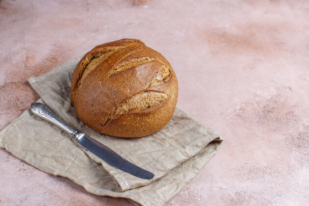 面包新鲜出炉的黑麦面包切片面包房新鲜自制