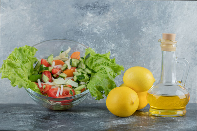 吃健康的午餐蔬菜沙拉油和柠檬高品质的照片配料蔬菜新鲜