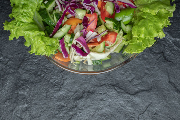 晚餐特写有机健康沙拉黑色背景高品质的照片芝麻生菜乡村