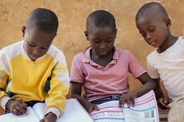 文化特写非洲孩子一起读书水平肖像非洲
