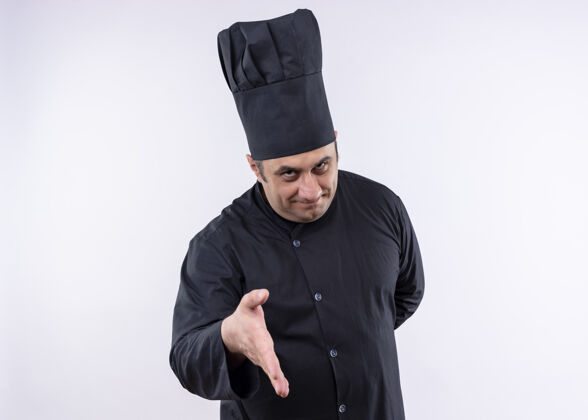 提供男厨师身穿黑色制服 头戴厨师帽 面带微笑地看着镜头 站在白色背景下的海纳德黑白穿