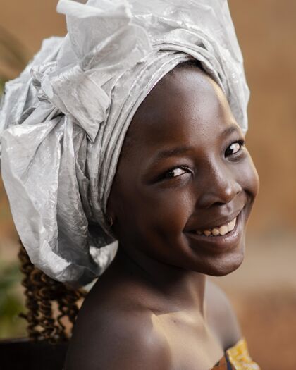 贫困特写笑脸非洲女孩肖像第三世界肖像户外