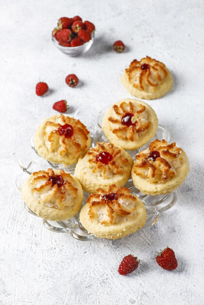 自制美味的曲奇配上树莓果酱和新鲜的树莓传统饼干面包房